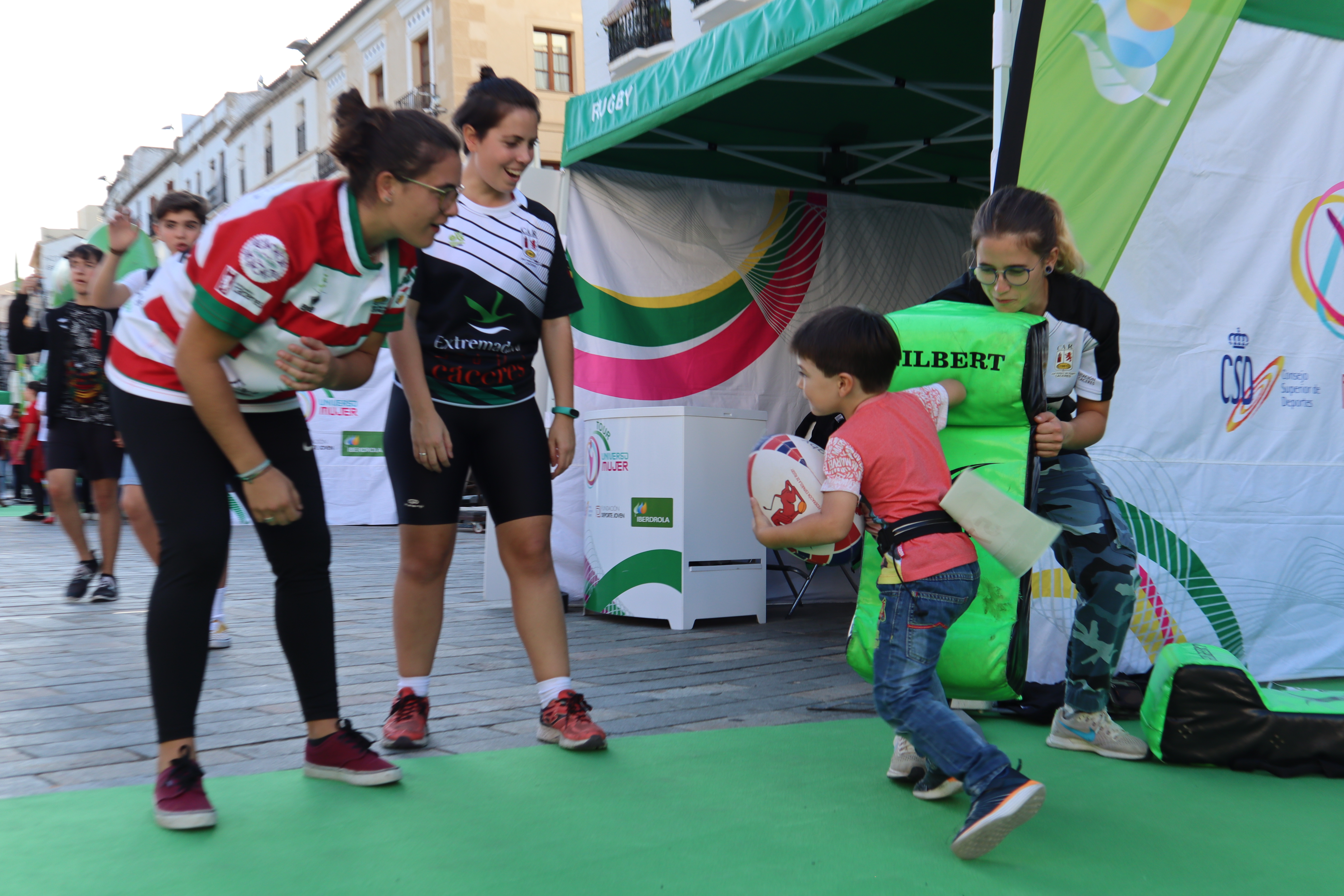 Éxito del Tour Universo Mujer a su paso por Cáceres, donde el rugby brilló