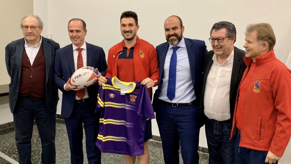 El alcalde de Guadalajara visita al XV del León y se vuelca con el rugby
