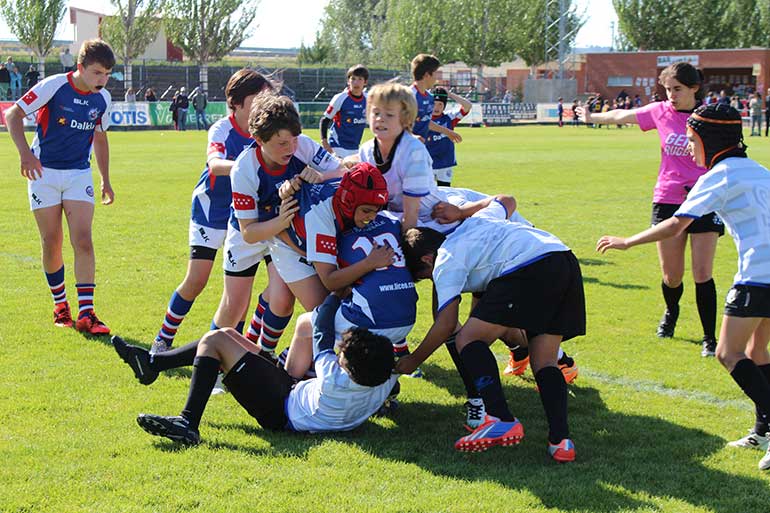 Mil ochocientos niños juegan en la fiesta del rugby