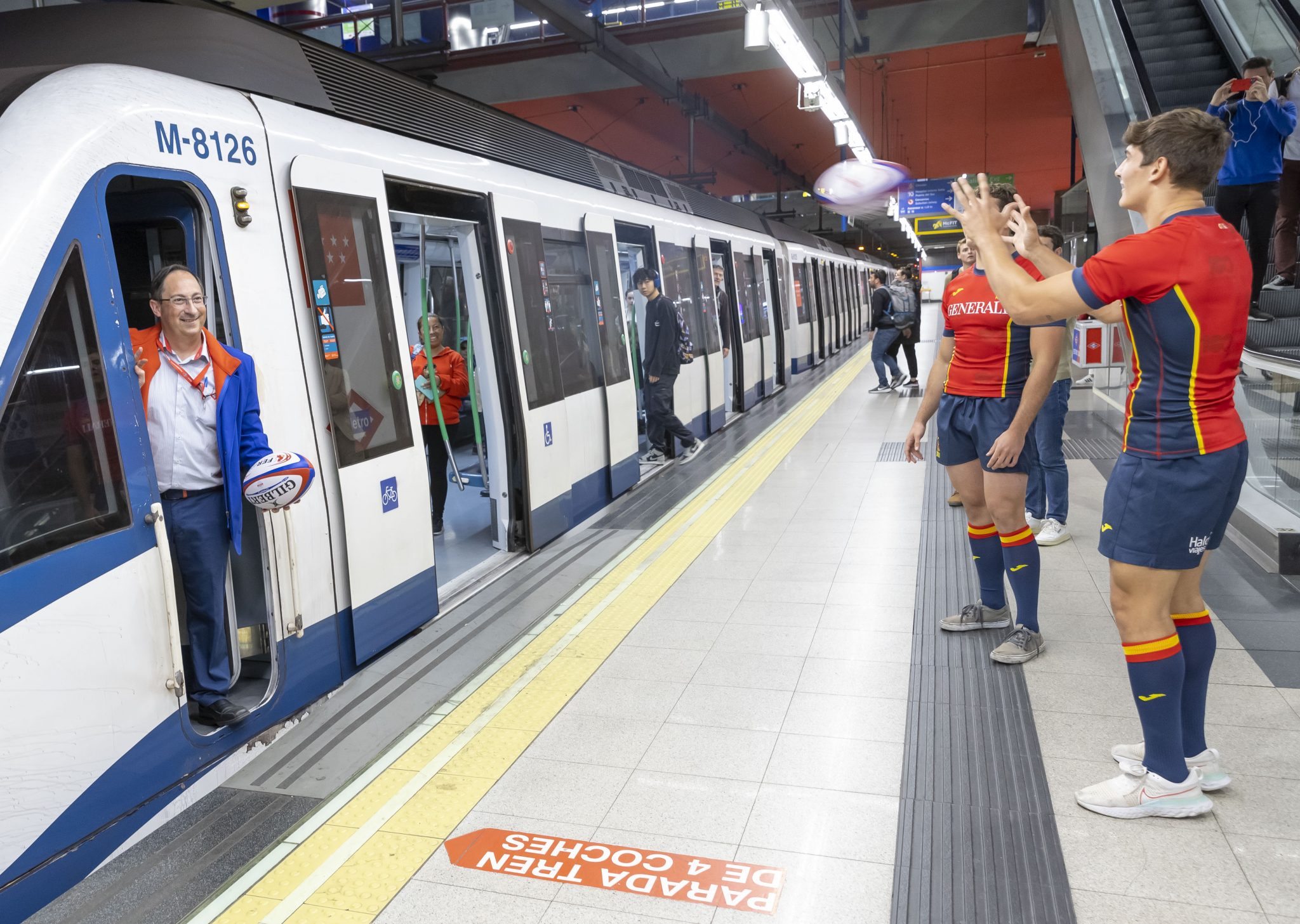 La exhibición de Los Leones en el Metro de Madrid (preparando el España – Argentina)