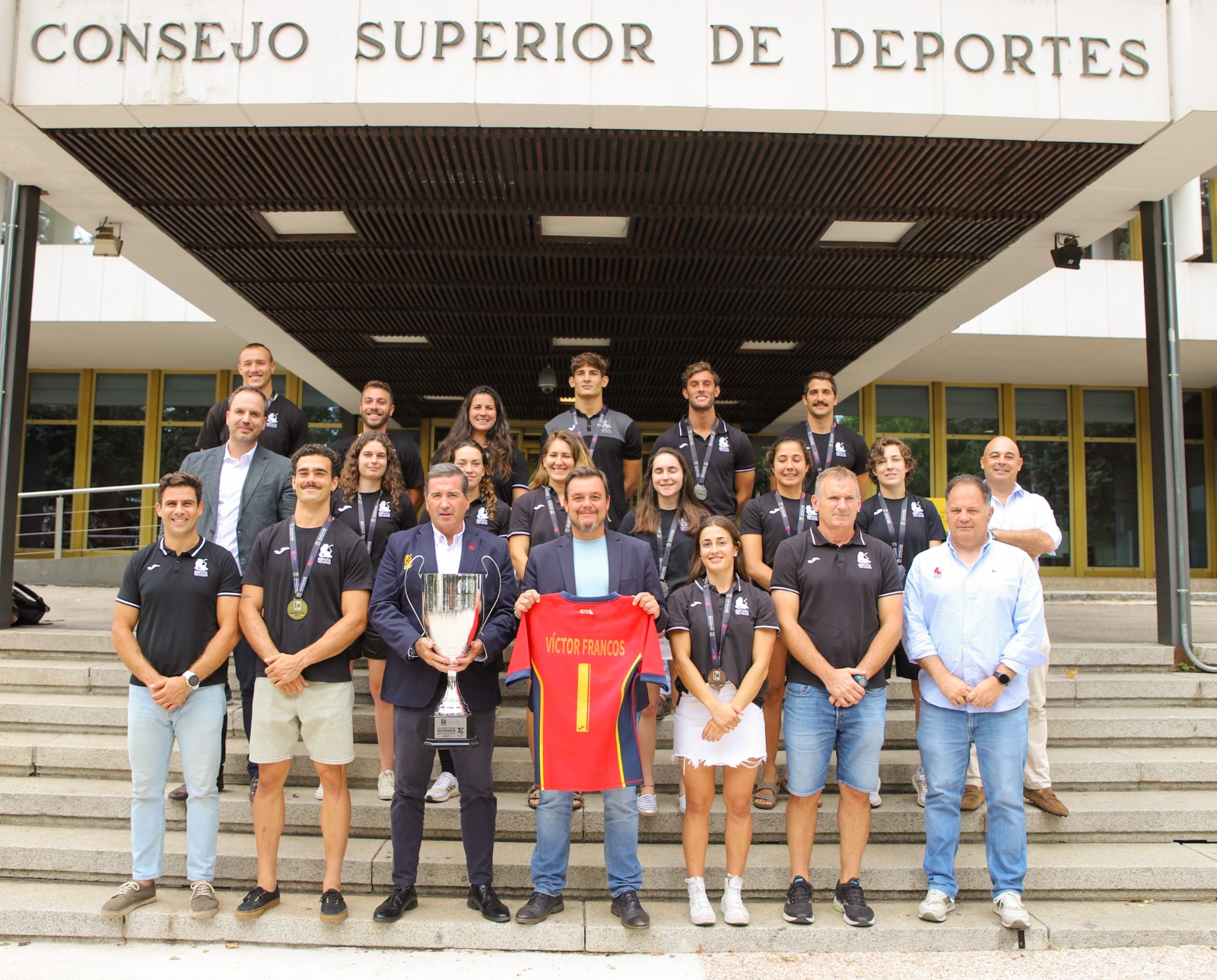 Víctor Francos, Secretario de Estado para el Deporte, recibe a Las Leonas7s y Leones7s medalla (y copa) en mano