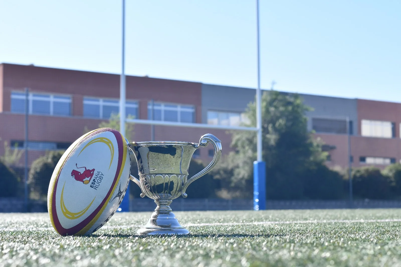 Así es el ‘nuevo’ trofeo e imagen de la División de Honor masculina de rugby: retroceder 71 años para seguir avanzando