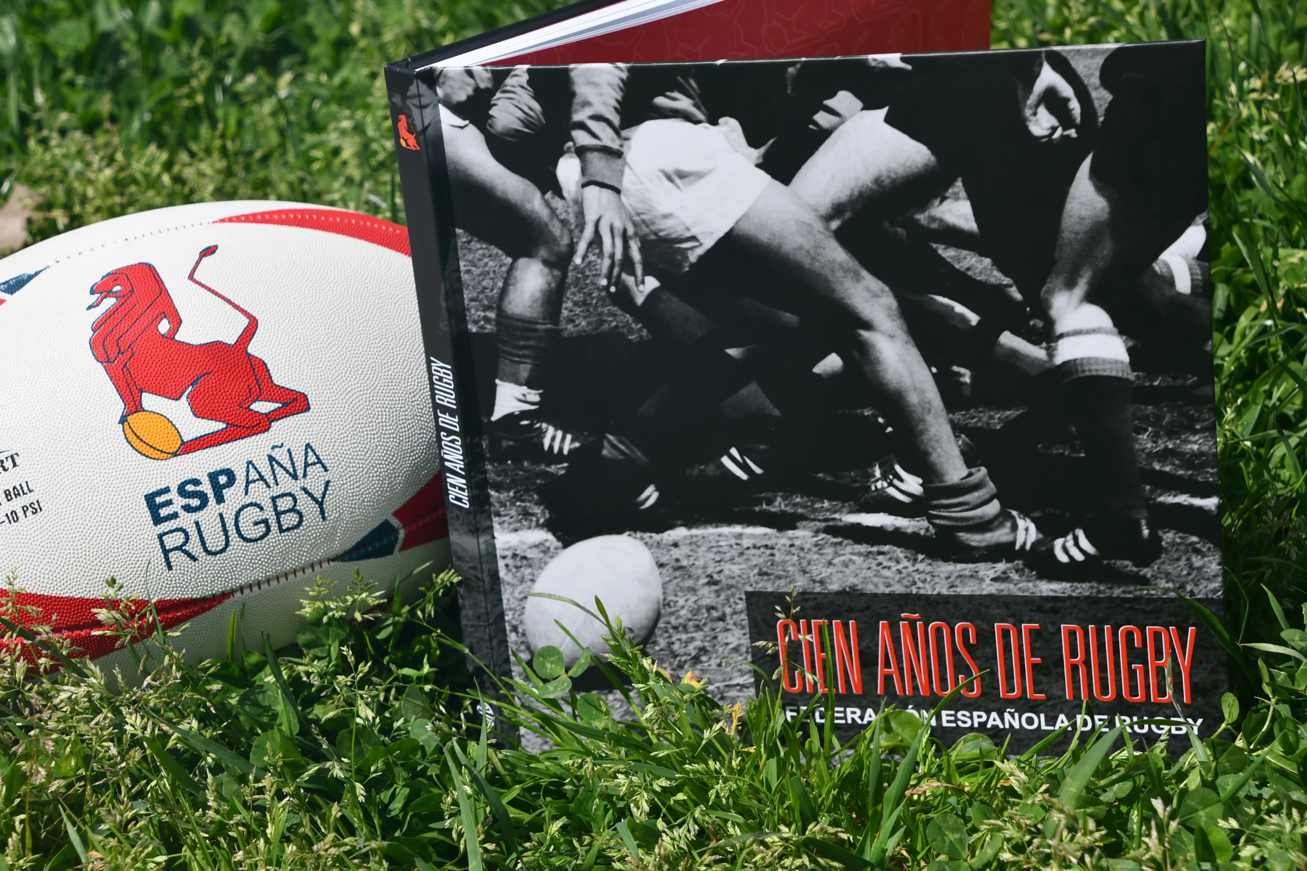 Cien años de rugby, un libro para honrar la historia del oval español