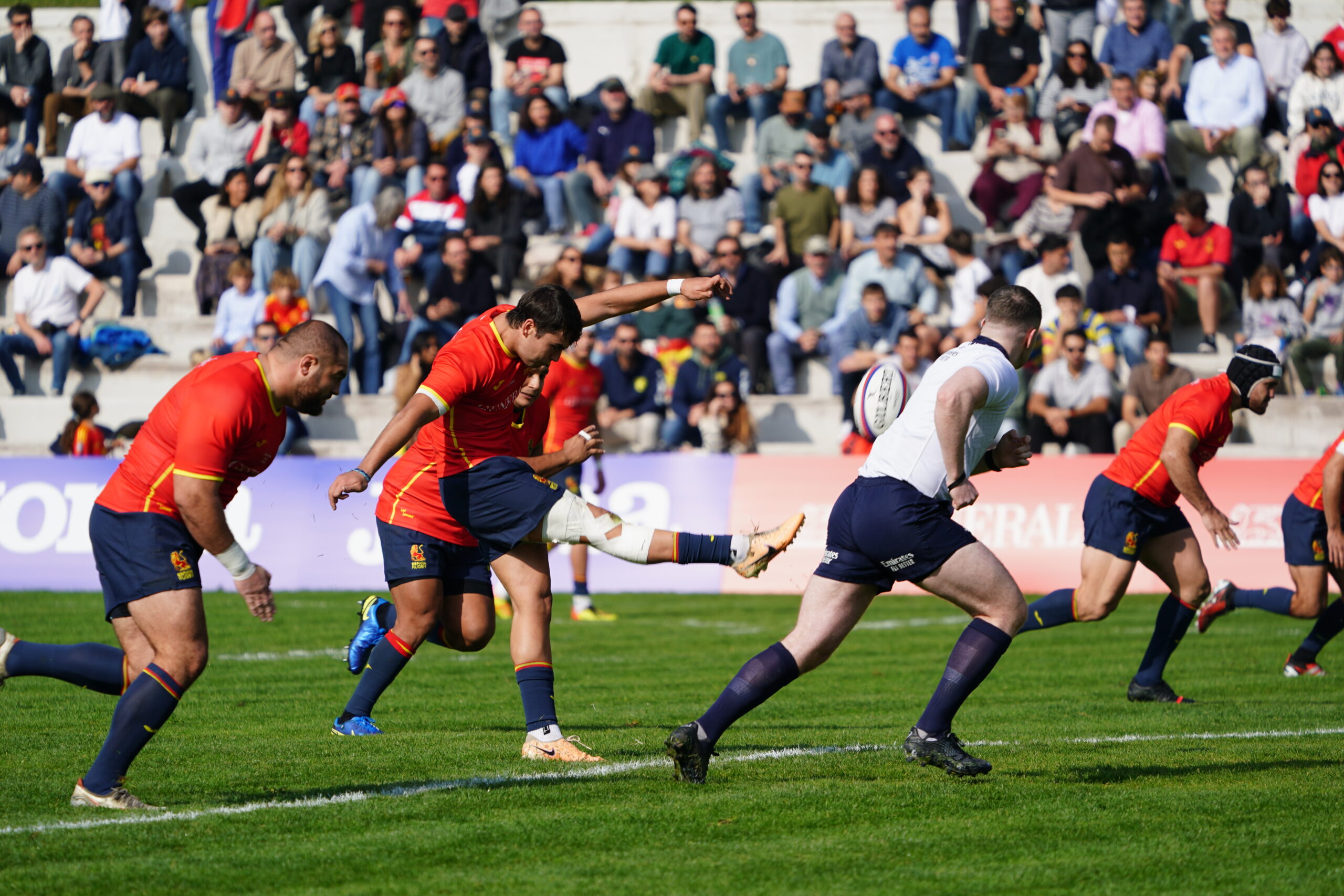 España supera 33-24 a Uruguay en un partido marcado por el homenaje a Valencia