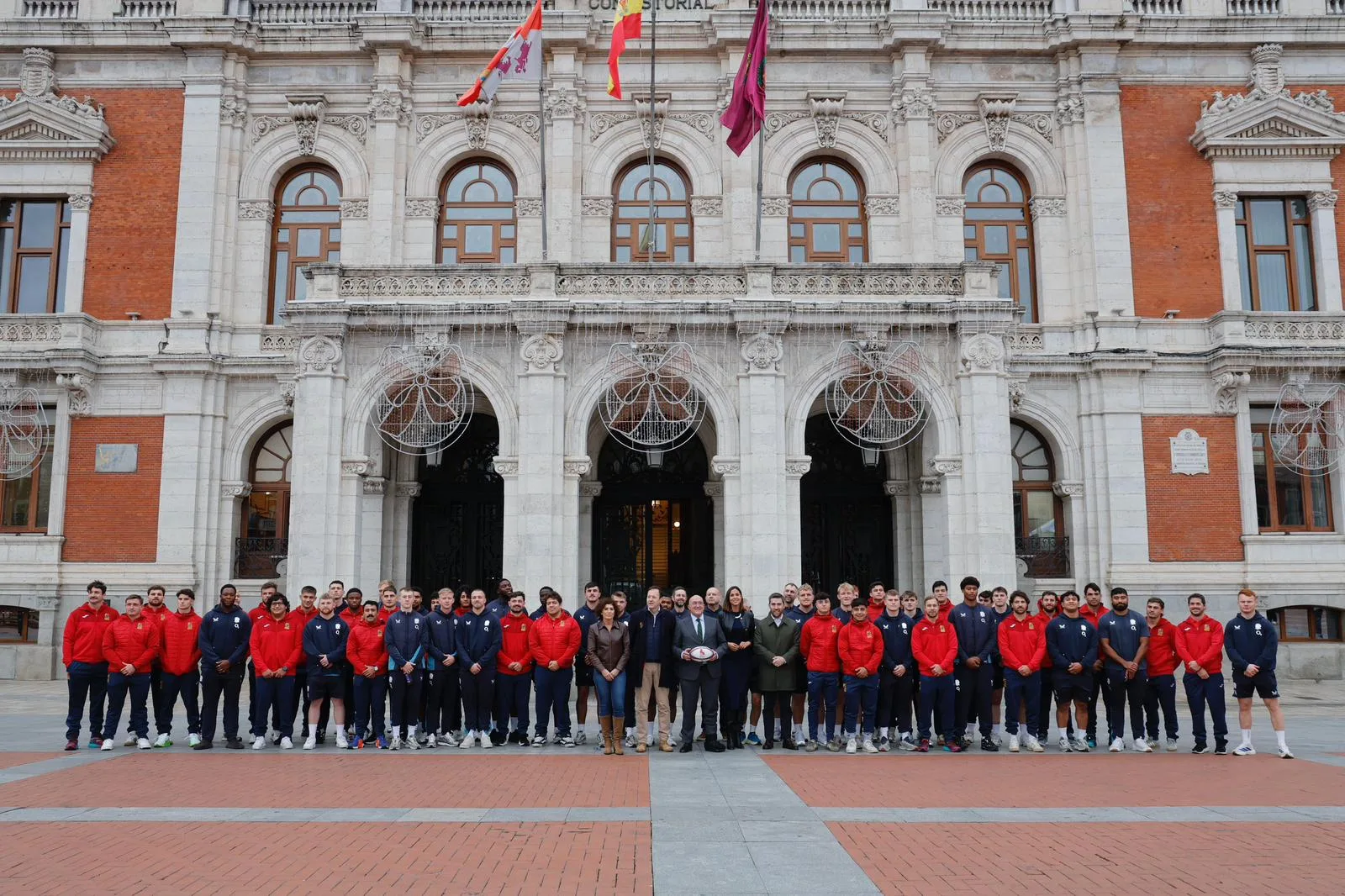 Valladolid calienta motores para el España-Inglaterra A: recepción oficial a los equipos en la Plaza Mayor