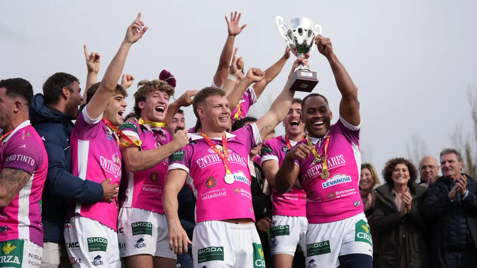 VRAC Quesos Entrepinares levanta su novena Supercopa en un reñido derbi (15-20)