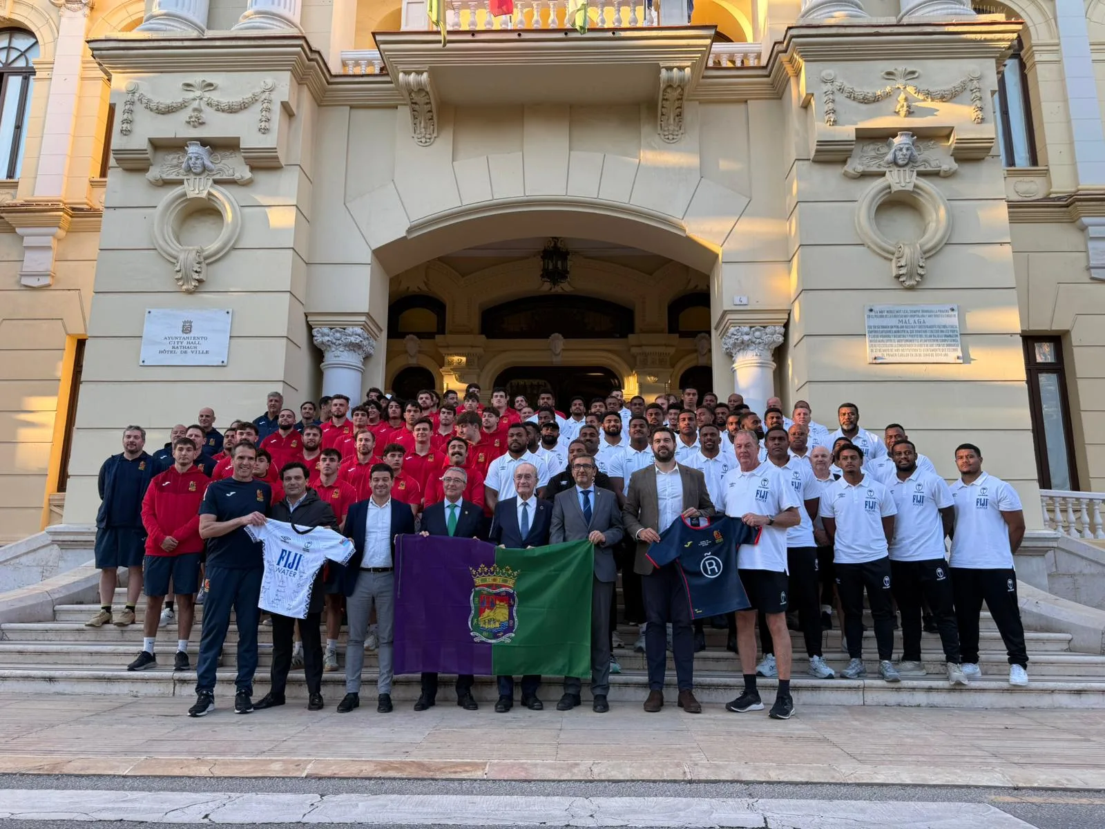 Recepción de lujo entre cánticos oceánicos en Málaga, para Los Leones y el XV de Fiyi