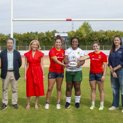 Foto institucional en La Cartuja antes de un choque de rugby histórico entre Las Leonas y Sudáfrica en Sevilla