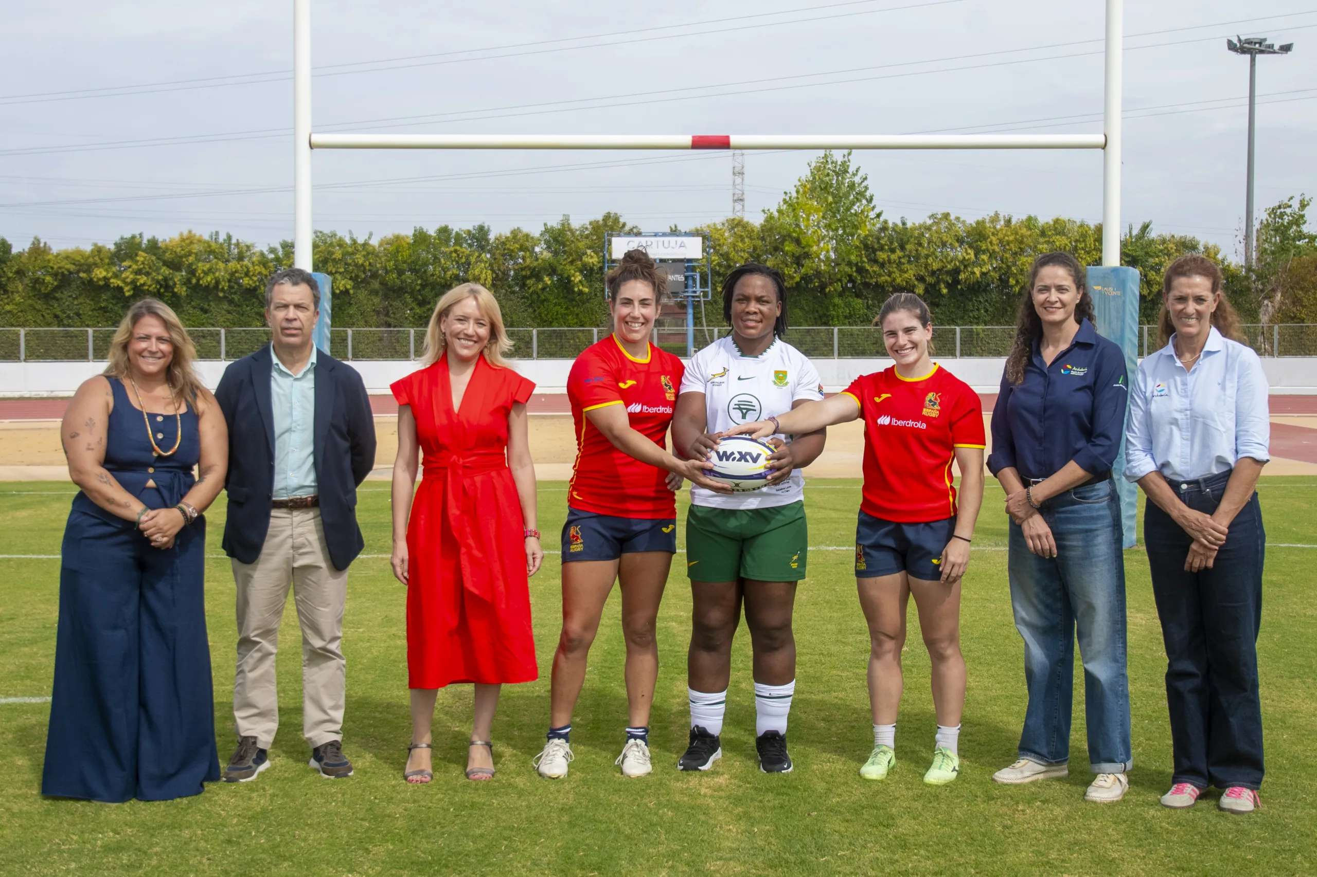 Foto institucional en La Cartuja antes de un choque de rugby histórico entre Las Leonas y Sudáfrica en Sevilla
